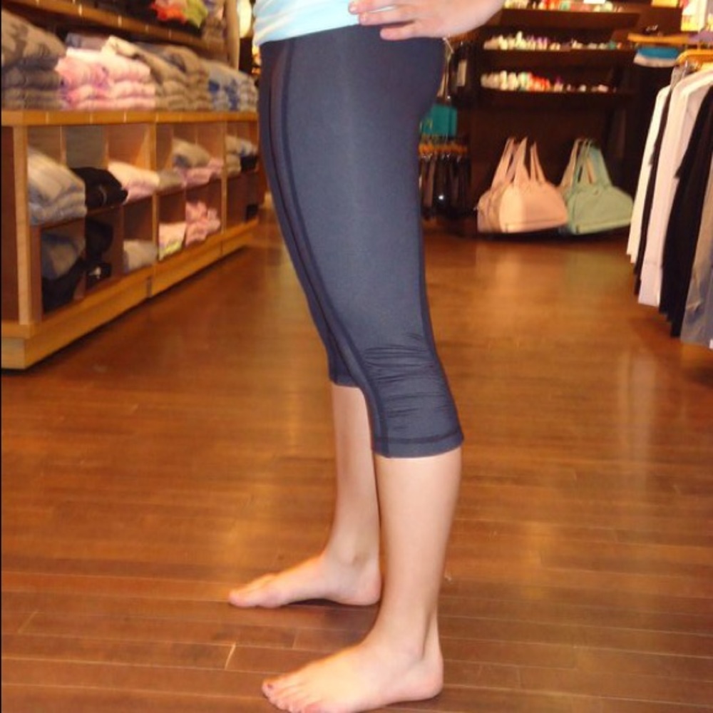 Lululemon Dignity Crop Blk Denim 10 LIKE NEW - Picture 2 of 9